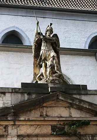 Beeld van de aartsengel boven het portaal