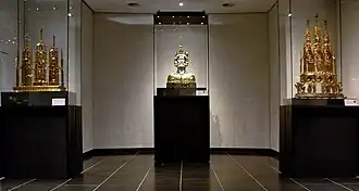 De reliekbuste van Karel de Grote en twee kapelvormige reliekhouders, alles in 1349 geschonken door Karel IV