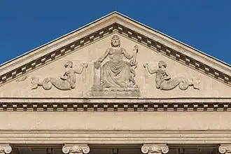 Gebeeldhouwd fronton