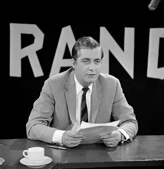 Aad van den Heuvel presenteert Brandpunt (1968)