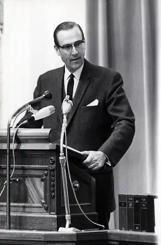 Piet Aalberse aan het woord in de Tweede Kamer over het Nederlandse loon- en prijsbeleid op 25 juni 1966.