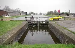 Bovenschutsluis met zicht op de voorkanaal en achter de dijk de Ringvaart
