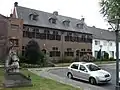 Twee neotraditionele huizen