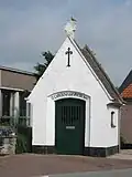 Onze-Lieve-Vrouw van de Vredekapel met oorlogsmonument