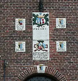 Wapenstenen boven ingang