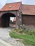 Aan de straat gelegen historische hoeve