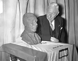 Maarten Vrij bij de door Sturm gemaakte buste (1960)