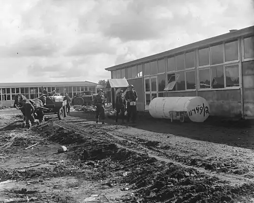 (1951) De nieuwe legerplaats bij Stroe in aanbouw.