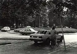 Traditionele rotonde in Haarlem anno 1990. Fietsers kunnen ook rotondes gebruiken.