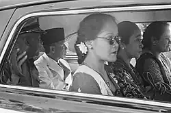 Aankomst van de Recomba voor West-Java Raden Hilman Djajadiningrat in een auto, 19 april 1948, Garut
