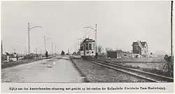 Tram tussen Haarlem en Halfweg ter hoogte van het in 1912 geopende station Amsterdamsche Straatweg (rechts in beeld) aan de spoorlijn Haarlem – Hoofddorp van de Hollandsche Electrische Spoorweg-Maatschappij (HESM).