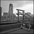 De bouw van de tweede, houten Krattenbrug over de Delftsevaart in 1976.