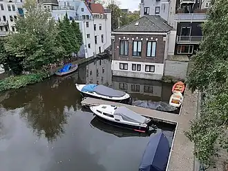 Een aanlegsteiger voor bootjes aan het Waaigat in Amsterdam