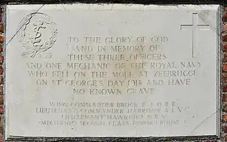 De herdenkingsplaat op het kerkhof van Zeebrugge