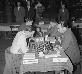 Alexander (linksvoor) tegen Alberic O'Kelly de Galway tijdens de Schaakolympiade 1954 in Amsterdam