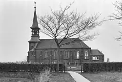 De kerk in 1965 met de oorspronkelijke torenspits.