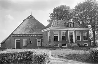 De monumentale boerderij Rikkerda naast het perceel waar de borg zich bevond.