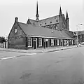Linkerzijgevel van de kerk met wevershuisjes in 1972 (foto RCE)