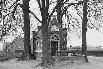 Kapelletje in 5/8 grondslag met houten madonnabeeldje