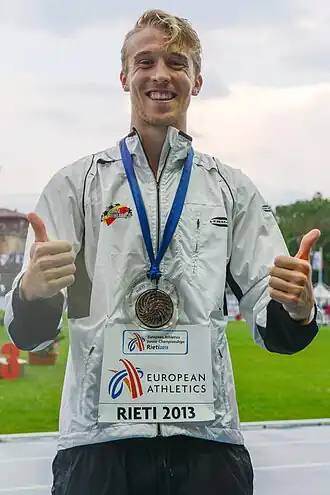 Een blije Aaron Botterman met zijn zilveren medaille tijdens de EK U20 van 2013 in Rieti.