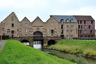 Het complex 's Hertogenmolens (Aarschot), de volledige oostelijke gevel gezien vanuit de stadszijde.