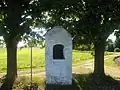 Wegkapel toegewijd aan Onze-Lieve-Vrouw, geflankeerd door twee linden