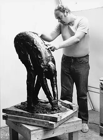 Aart Lamberts aan het werk in zijn atelier, 1983