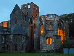 Ruïne van de abdijkerk, verlicht