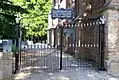 Toegangshek van de begraafplaats naast de Hervormde kerk