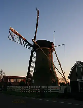 Silhouet van de molen met opvallende flesvorm