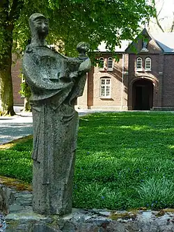 Abdij Lilbosch, Mariabeeld voor de ingang