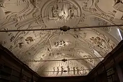 Stucwerk plafond bibliotheek