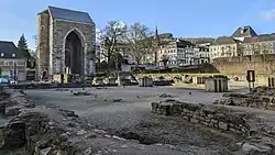 Resten abdijkerk en haar torenrestant