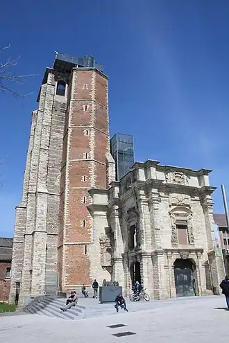 Kerktoren en barokportaal