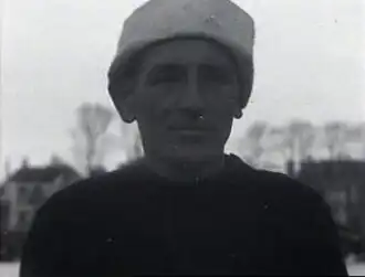 Abe de Vries na zijn overwinning van de Elfstedentocht van 1933