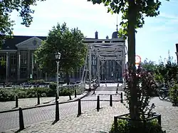 De Leidsekade ter hoogte van de Abel Tasmanbrug met op de achtergrond de Koninklijke Nederlandse Munt