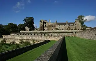 Aberdour Castle, gezien vanaf de zestiende-eeuwse tuinterrassen.