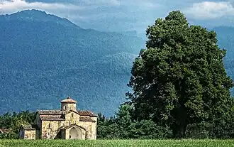 De Mariakathedraal met het Bzipigebergte op de achtergrond.