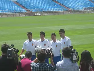 Minero (tweede van rechts) tijdens zijn presentatie bij Real Zaragoza in 2011.