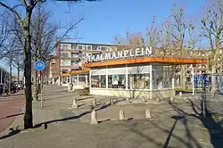 Abraham Staalmanplein met de kenmerkende kiosken; 3 maart 2022.