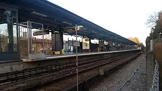 Het station met op de achtergrond de flats langs de Registervägen.