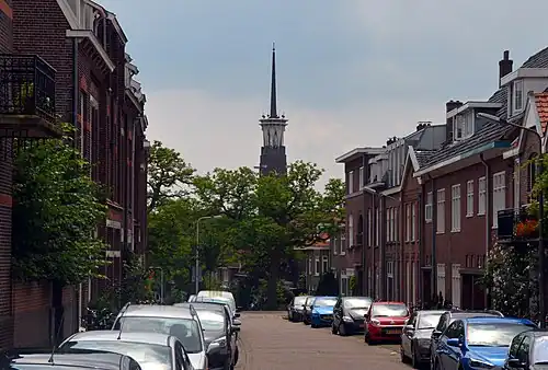 Acaciastraat met op de achtergrond de Koningstoren