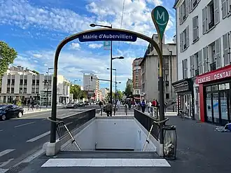 Toegang tot het metrostation Mairie d'Aubervilliers aan de Avenue Victor Hugo in Aubervilliers