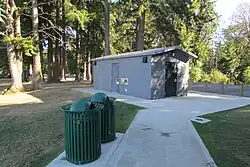 Toegankelijk buitentoilet met rolstoeltoegang – inclusief sanitaire voorziening in openbare ruimte.