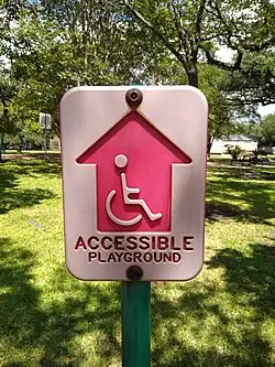 Bord met aanduiding voor toegankelijk speelterrein – Cherryhurst Park, Houston.