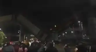 Instorting van een metroviaduct in Mexico-Stad