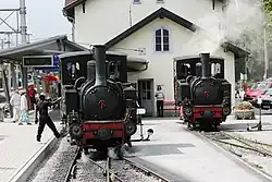 Twee stoomlocomotieven langs het perron van de Achenseebahn.