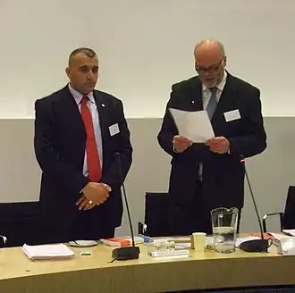 Baâdoud (links) tijdens zijn installatie tot het dagelijks bestuur van stadsdeel Nieuw-West, 2010