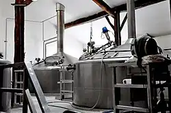 Filterketel (vooraan) en kookketel (achteraan)