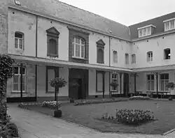 Hofzijde: kloostervleugels